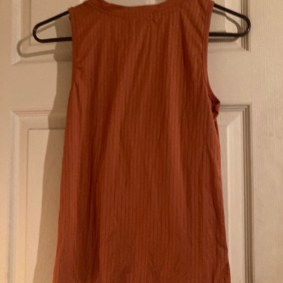 Rust color small sleeveless shirt - Picture 2 of 2